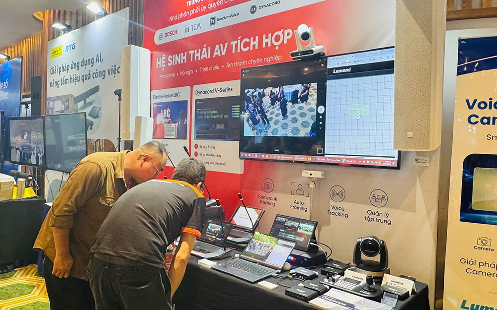 Kỹ thuật viên setup hệ thống tại gian hàng TCA - Trung Chính Audio tại AV Connect 2026