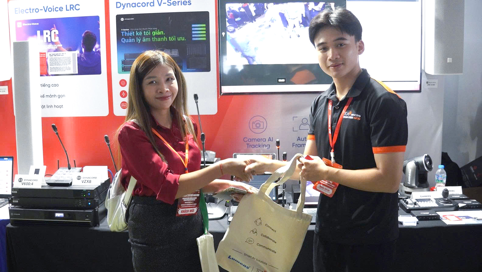 Khách hàng nhận quà tặng tại gian hàng TCA - Trung Chính Audio