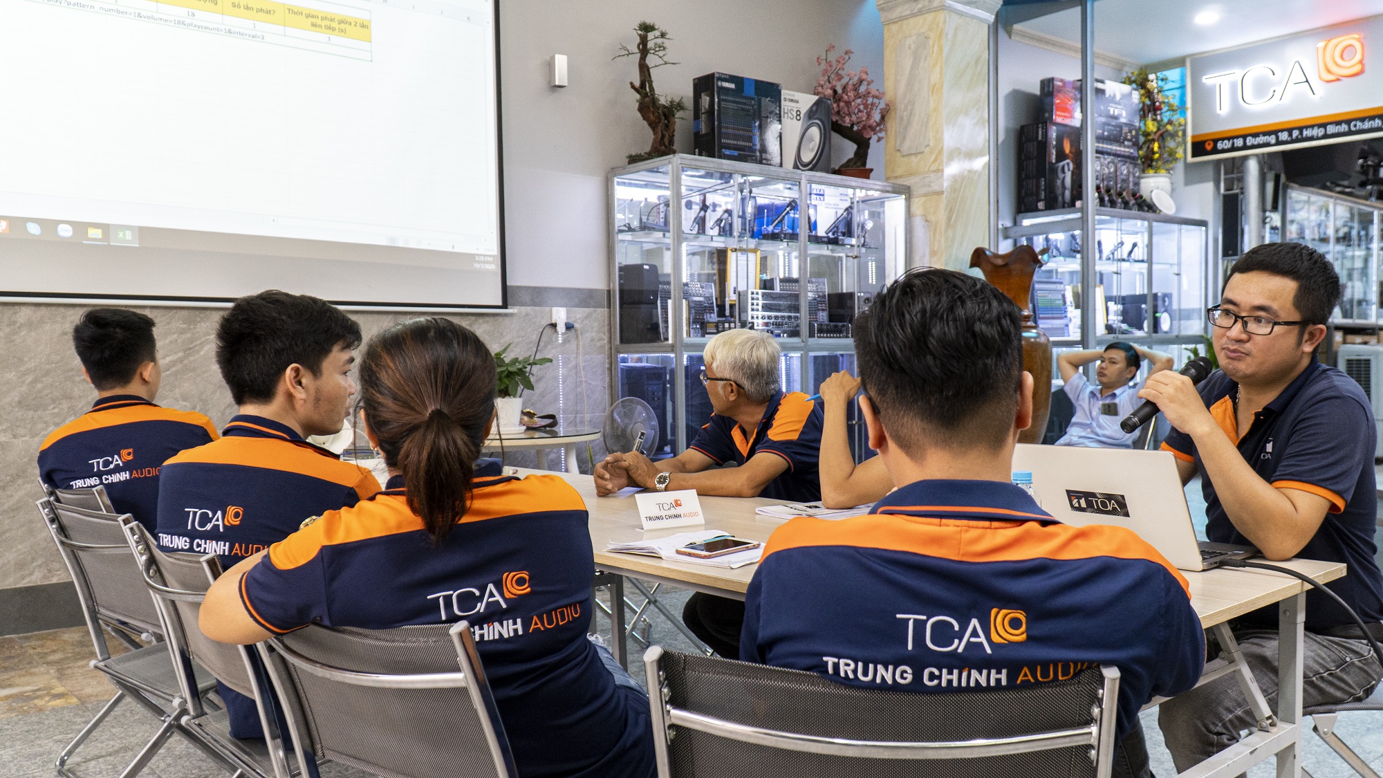 thiết bị âm thanh phòng họp trực tuyến