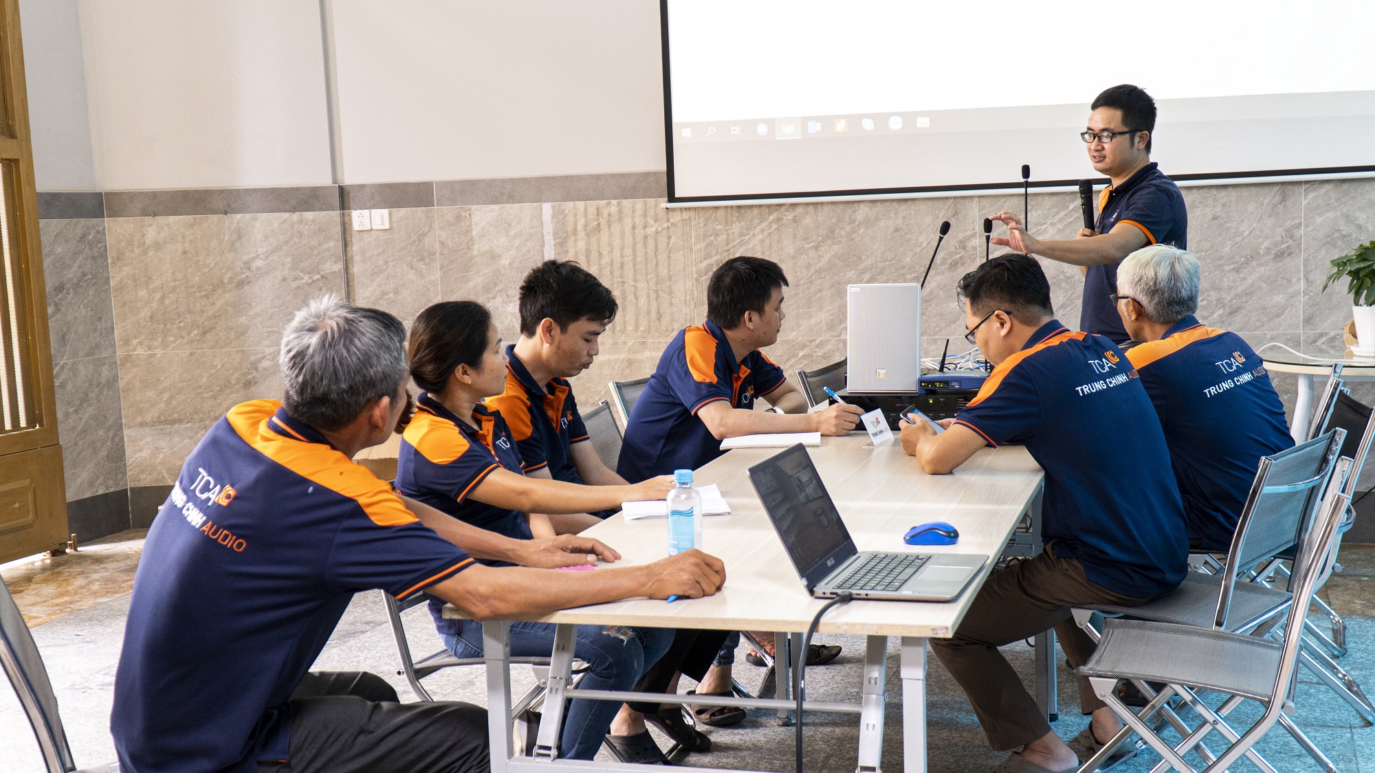 Hệ thống âm thanh hội thảo TOA