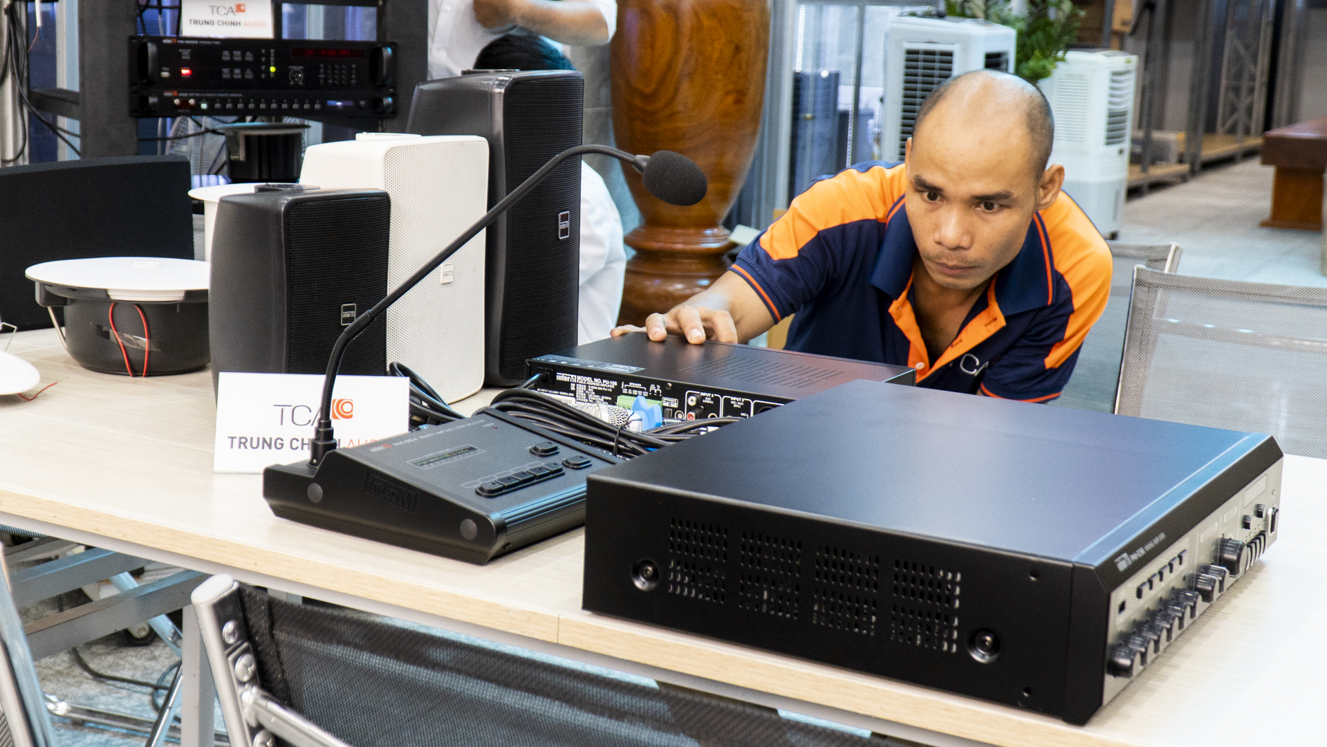 loa hộp treo tường inter-M