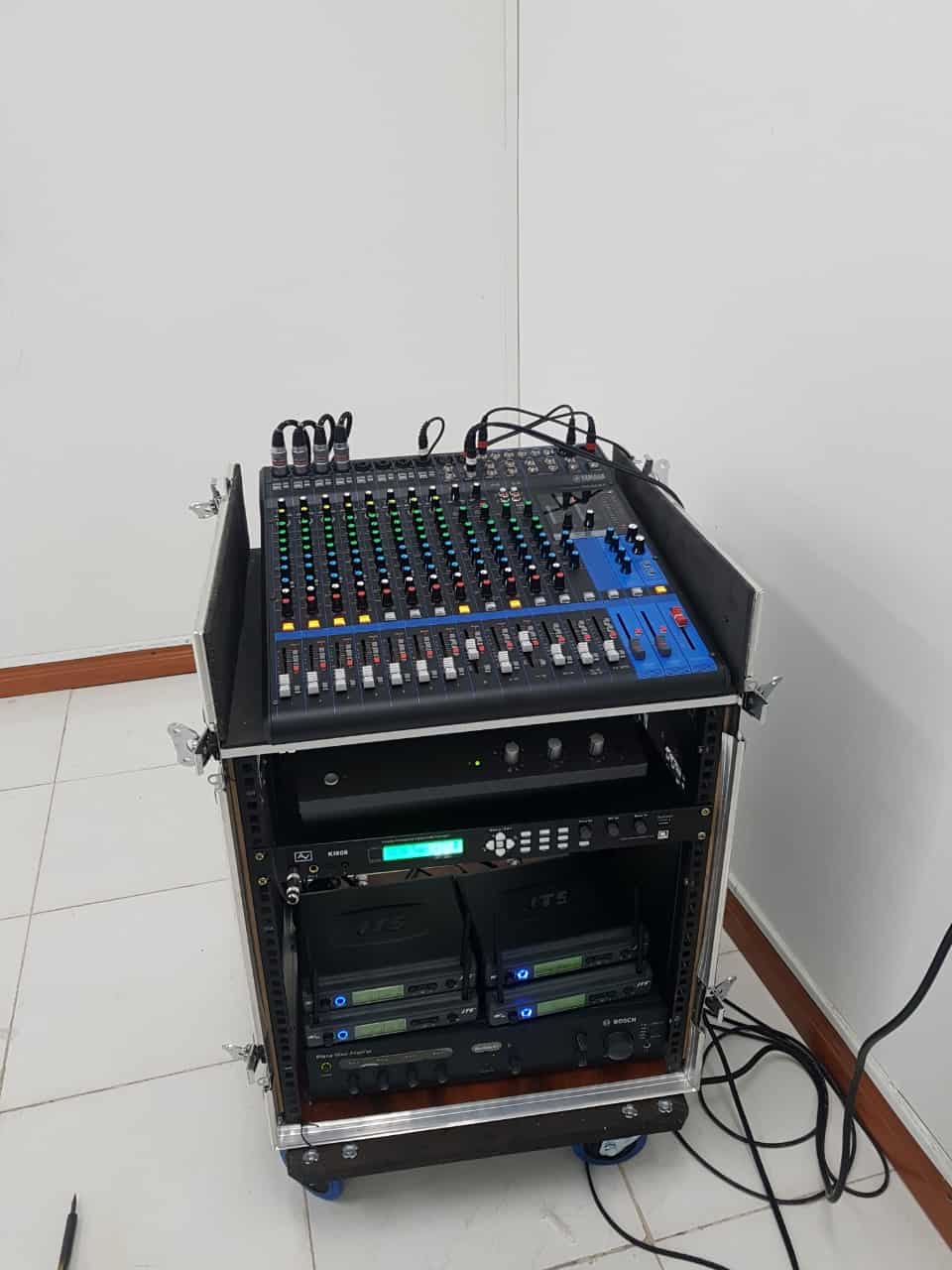 Micro phòng họp Bosch và mixer Yamaha